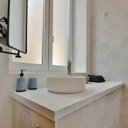Apartment Jean Hardy - Hyper Centre, Parking Gratuit, Wifi, Clim, Gare Valenciennes